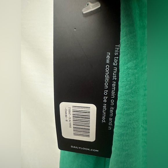 Rielle Sleeveless Ruffle Neck Blouse Size Medium Emerald Green Crepe NWT - Picture 4 of 5